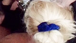 Anette fa un pompino a colazione con l'aiuto della sua amica