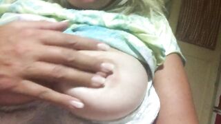 Milf mostra le Tette a Coppia Giocosa