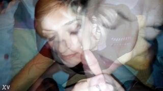 Mi arrapa a farmi guardare la figa spalancata