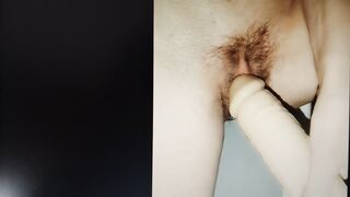 Troia si masturba coi dildo