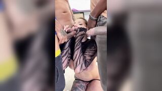 Troiona fa orgia di cazzoni in palestra