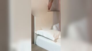 Ancora corna con un cliente davanti al cornuto che riprende