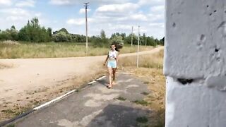 Giovanissima puttanella arrapata, alla fermata del bus