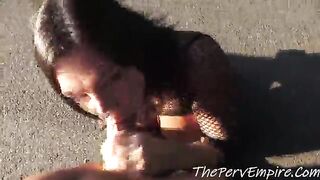 Un puttaniere nero cattura una giovane troietta tettona