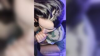 Agnese accarezza un cazzo duro