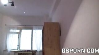 Un puttaniere cattura, e si incula una giovanissima troietta !