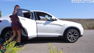 Un puttaniere cattura due autostoppiste e se le incula