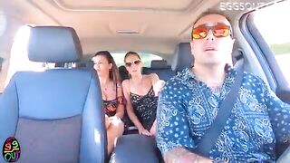 Un puttaniere cattura due autostoppiste e se le incula