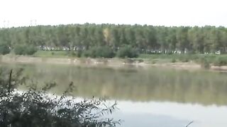 Il puttaniere evaso cattura una giovane biondina al parco !