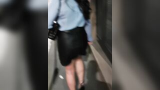 La troia mette in mostra in culo