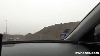 Giovane troietta catturata da 2 puttanieri