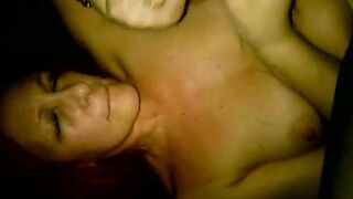 Bella troietta soddisfa col culo un cliente in auto