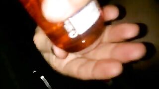 Bella troietta soddisfa col culo un cliente in auto