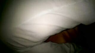 Bella troietta soddisfa col culo un cliente in auto