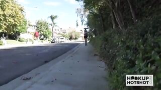 Una giovane puttanella va a casa del cliente