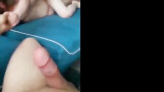 CUCKOLD INNAMORATO TIENE LA MANO DELLA MOGLIE