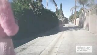 Giovane troietta prende appuntamento col cliente in chat