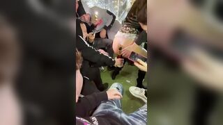 FA LA TROIA CON GLI AMICI IN DISCOTECA