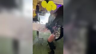 FA LA TROIA CON GLI AMICI IN DISCOTECA