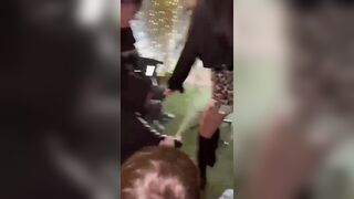 FA LA TROIA CON GLI AMICI IN DISCOTECA