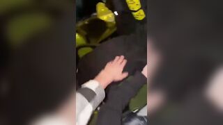 FA LA TROIA CON GLI AMICI IN DISCOTECA