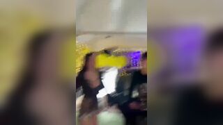 FA LA TROIA CON GLI AMICI IN DISCOTECA