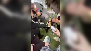 FA LA TROIA CON GLI AMICI IN DISCOTECA