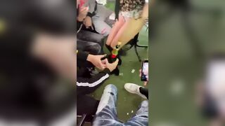 FA LA TROIA CON GLI AMICI IN DISCOTECA