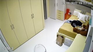 Teen italiana filmata tutta nuda che si veste a casa del padre