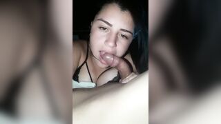 Ragazza 2005 succhia il suo cazzo e beve la sborra