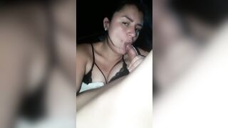 Ragazza 2005 succhia il suo cazzo e beve la sborra