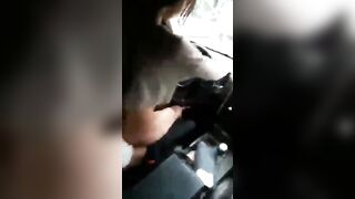 Scopa la zoccola al volante della sua auto