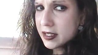 La giovane bella zoccoletta cattura il puttaniere