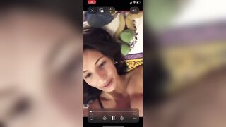 Anteprima del video: TELO DICO CON LE TETTE DI FUORI COSI TI INCAZZI DI MENO !