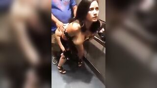 Il puttaniere si scopa la squillo in ascensore