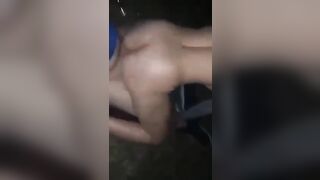 Troia straniera cavalca un cazzo nel buio della notte