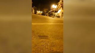 Masturbazione in piazza per la mia puttana