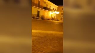 Masturbazione in piazza per la mia puttana
