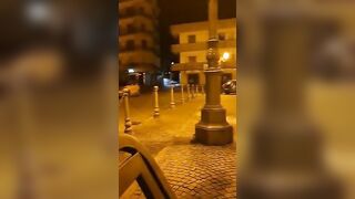 Masturbazione in piazza per la mia puttana