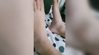 Spia la maiala di sua moglie che dorme tutta nuda