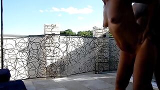 Le di coppia matura scopata sul terrazzo