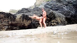 Il guardone filma una coppia che tromba alla spiaggia naturista