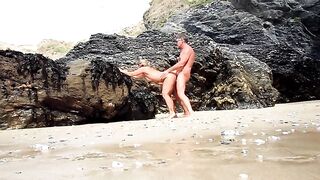 Anteprima del video: Il guardone filma una coppia che tromba alla spiaggia naturista