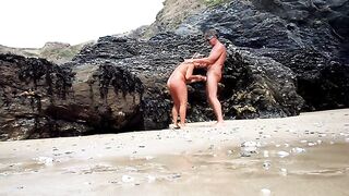 Il guardone filma una coppia che tromba alla spiaggia naturista