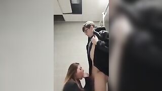 Segretaria troia sega il cazzo al nerd