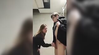 Segretaria troia sega il cazzo al nerd