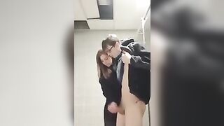 Segretaria troia sega il cazzo al nerd