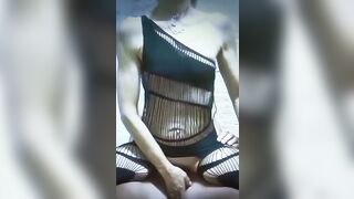 Anteprima del video: Zitto e scopa - Lei lo cavalca