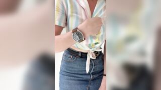 Monica accaldata e vogliosa