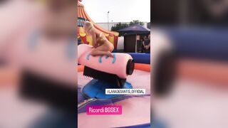 Lara De Santis gioca con un bel cazzone finto